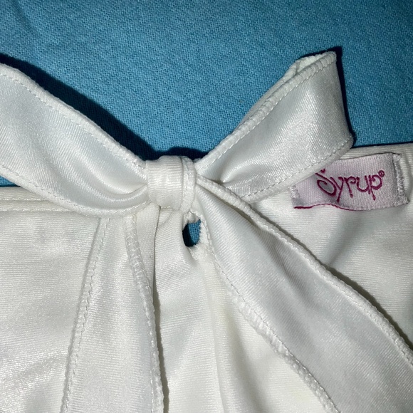 WHITE LUSTER RUCHED BIKINI WITH REAR BOW AND GOLD CHAIN DETAILS BY SYRUP - Picture 6 of 15